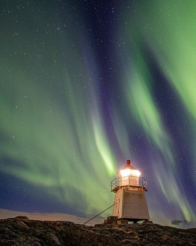 Polarlichter über einem Leuchtturm in Norwegen