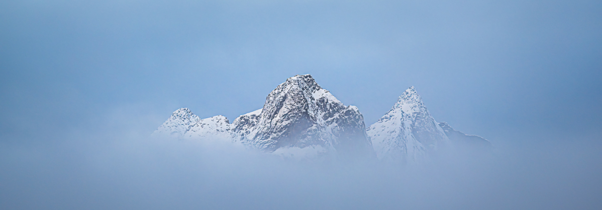 Berggipfel in den Wolken
